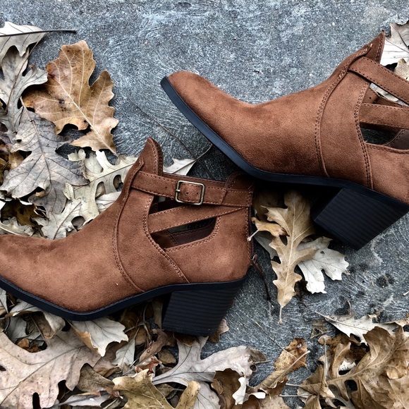 Brown buckled booties - Picture 3 of 7